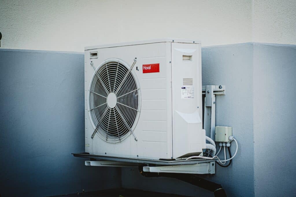 air conditioner can cool down the hamster's body heat