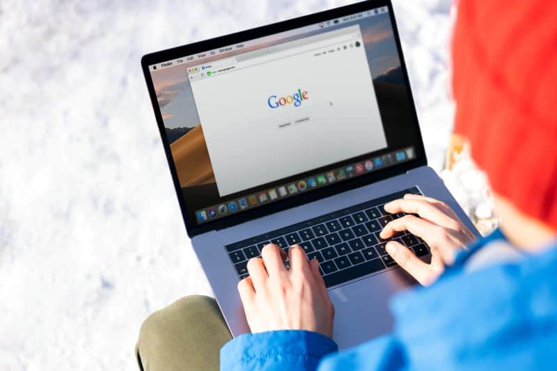 man searching for pet local cremation services on Google